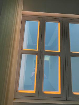 ضوء نافذة وهمية ذكي CRI 95 قابل للتركيب على الحائط L1332*W781*H66mm يتم التحكم فيه عن طريق التطبيق والتحكم عن بعد للحصول على أجواء طبيعية